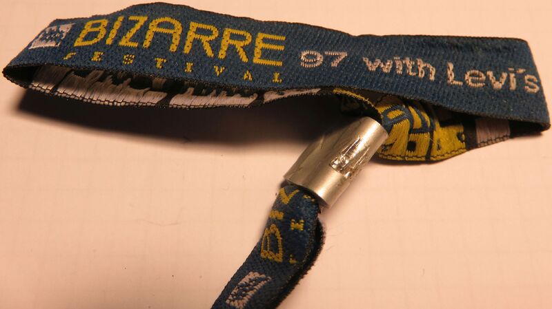 File:Bizarre Kontrollarmband 1997.jpg