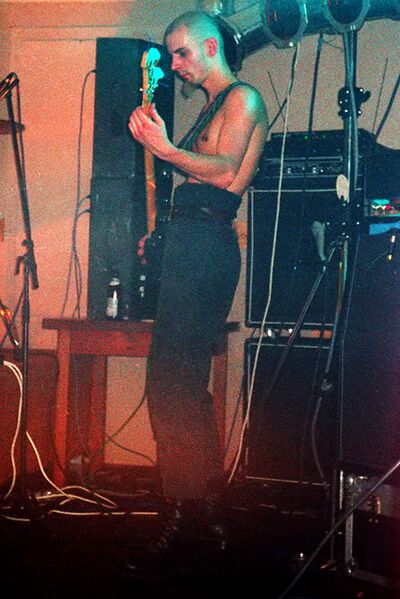 File:oliver clubTour black pants.jpg