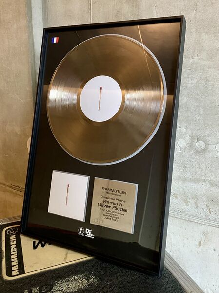File:OLIVER Rammstein Platinum Frankreich.jpeg