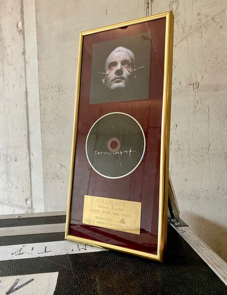 File:OLIVER Sehnsucht Gold Iceland.jpg