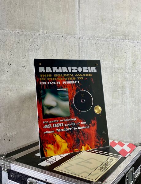 File:OLIVER Mutter Gold Holland.jpg