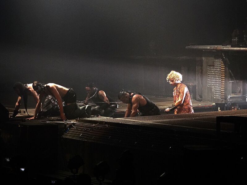 File:SchneiderAndPupps-by John Robert Charlton.jpg