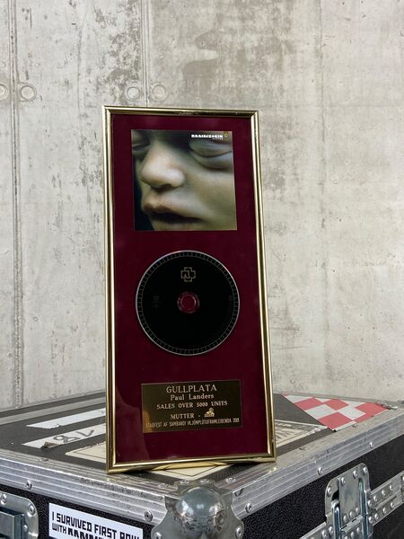 File:PAUL Mutter Gold Iceland.jpg