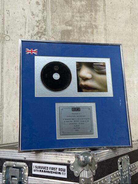 File:SCHNEIDER Mutter UK.jpg