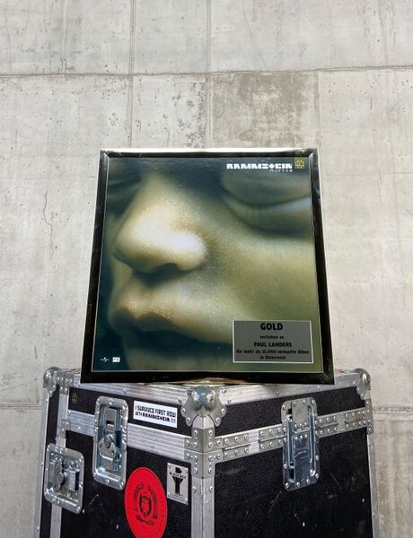 File:PAUL Mutter Gold Austria.jpg