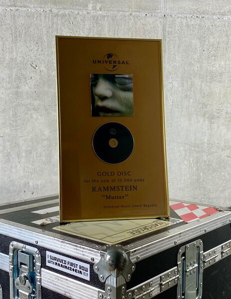 File:BAND Mutter Gold Czechia.jpg