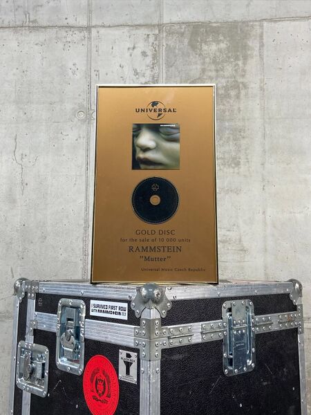 File:Band Mutter Gold CZ.jpg