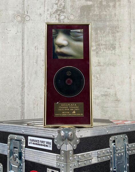 File:SCHNEIDER Mutter Gold Iceland.jpg