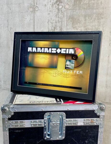 File:PAUL Mutter Gold Switzerland.jpg