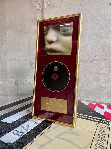 File:Oliver Mutter Gold Iceland.jpg