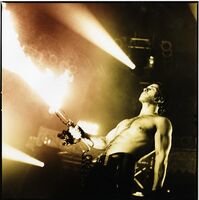 Till during the performance of "Wollt ihr das Bett in Flammen sehen?"