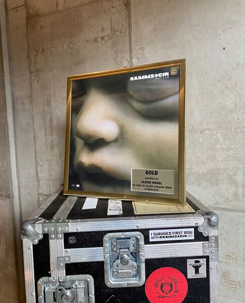 File:OLIVER Mutter Gold Austria.jpg